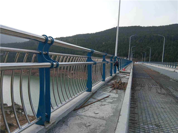城口不锈钢桥梁护栏的特点及其在桥梁安全中的重要作用