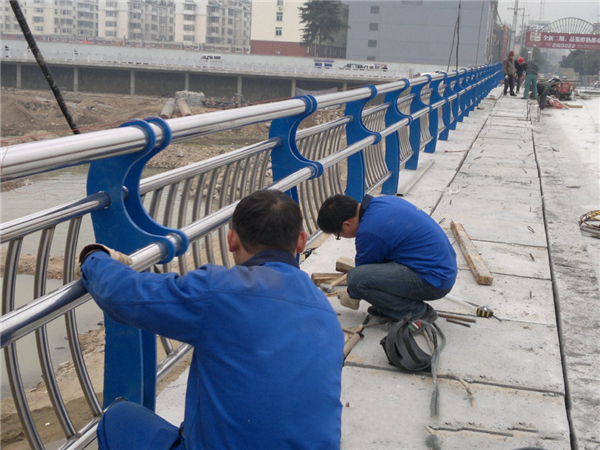 城口不锈钢河道护栏的特性及其在城市景观中的应用