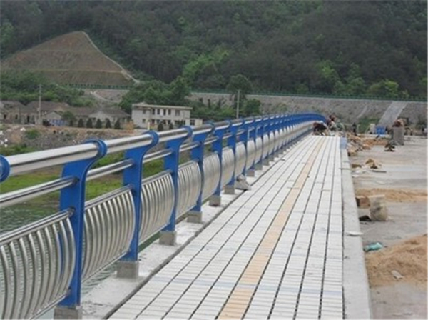 城口不锈钢桥梁护栏的特性及其在现代建筑中的应用